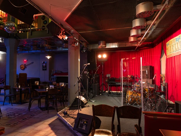 Le Tonelli's Musikkneipe dispose d'une grande scène pour des concerts live, de la gastronomie