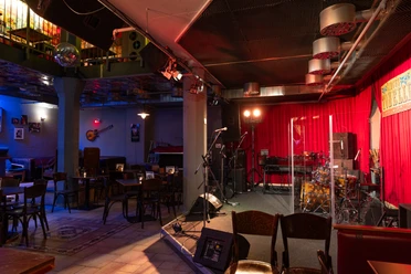 Tonelli's Bar und Musikkneipe Innenbereich – Gastronomien in Leipzig In der Tonelli's Musikkneipe gibt es eine große Bühne für Live Konzerte, Gastronomie