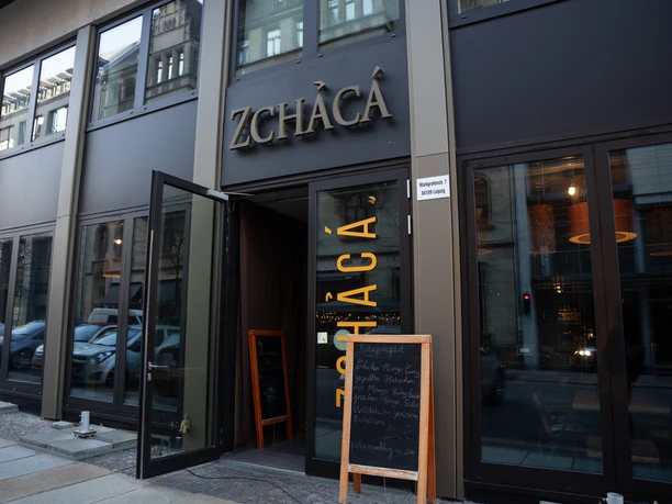 Zchaca Asian Fusion Restaurant - widok z zewnątrz - Gastronomia w Lipsku Nowoczesna strefa wejściowa restauracji Zchaca zdradza już wiele na temat kulinarnych specjałów restauracji