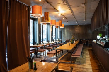 Interiér restaurace Zchaca Asian Fusion - Gastronomie v Lipsku Hotel Zchaca je moderně zařízen, aby odpovídal asijské fúzní kuchyni, gastronomii a gastronomii.