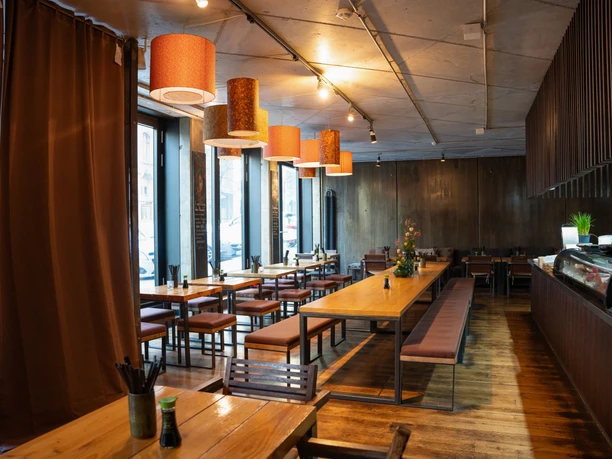 Wnętrze azjatyckiej restauracji fusion Zchaca - Gastronomia w Lipsku Hotel Zchaca jest nowocześnie urządzony, aby pasował do azjatyckiej kuchni fusion i gastronomii.