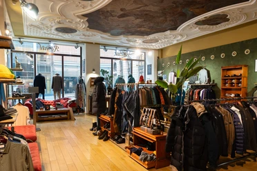 Bazar Royal Bekleidungsgeschäft in der Mädler Passage Bij Bazar Royal vind je merkkleding van hoge kwaliteit