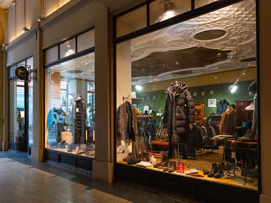 Bazar Royal Schaufenster – Lokale Läden in Leipzig Das Bekleidungsgeschäft Bazar Royal legt hohen Wert auf die gute Qualität ihrer Ware