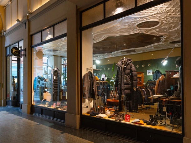 Bazar Royal Schaufenster – Lokale Läden in Leipzig Das Bekleidungsgeschäft Bazar Royal legt hohen Wert auf die gute Qualität ihrer Ware