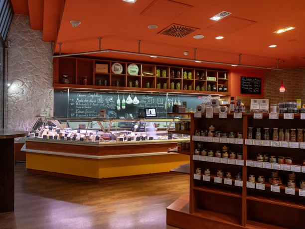 Gourmétage delicatessen counter inside - Local stores in Leipzig Many specialties at the fresh food counter in the Gourmétage delicatessen in the Mädler Passage