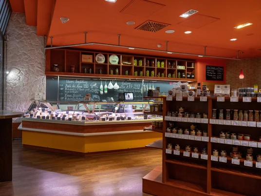 Gourmétage Feinkost Theke Innenbereich – Lokale Läden in Leipzig Viele besondere Spezialitäten in der Frischetheke im Feinkostladen Gourmétage in der Mädler Passage