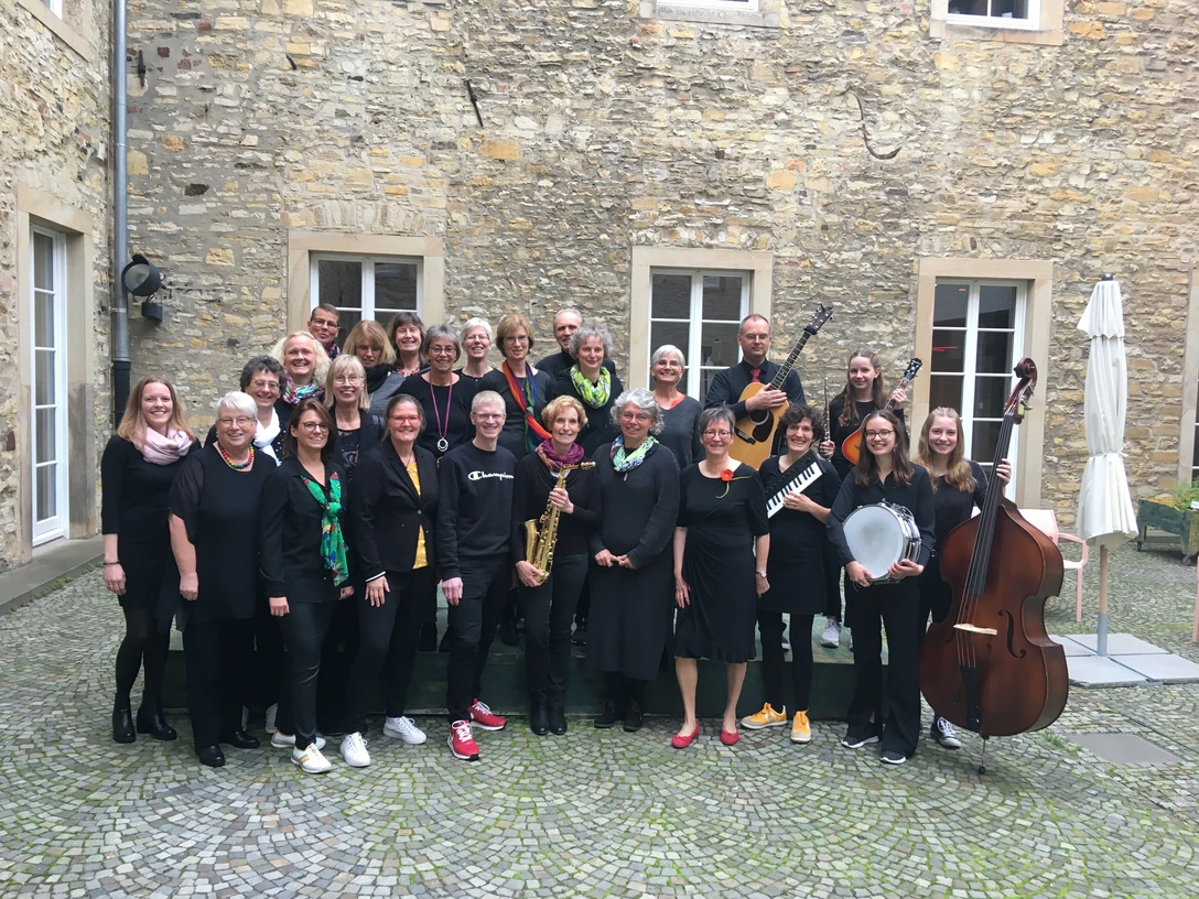 Foto Regenbogenschola und Band.JPG