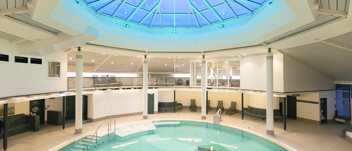Koppke Greetsiel - das neue Saunabad View from above into the Koppke swimming pool, glass dome