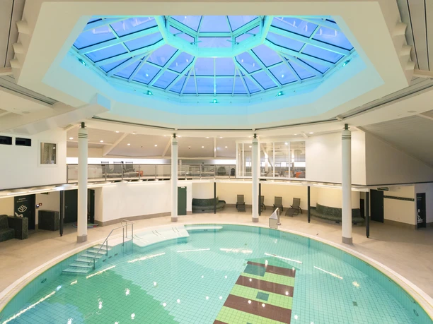 Koppke Greetsiel - das neue Saunabad Helles Innenbecken mit blauer Glaskuppel, umlaufender Galerie und integrierten Massageliegen.