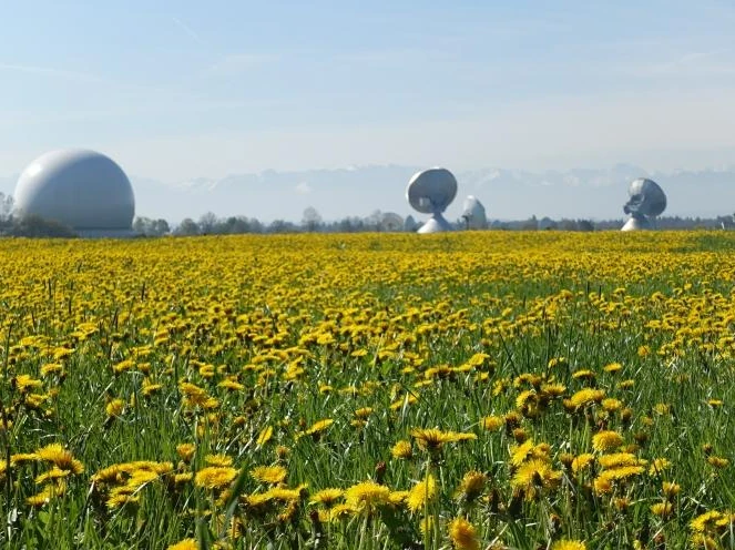Erdefunkstelle Raisting mit dem Radom (Industriedenkmal)