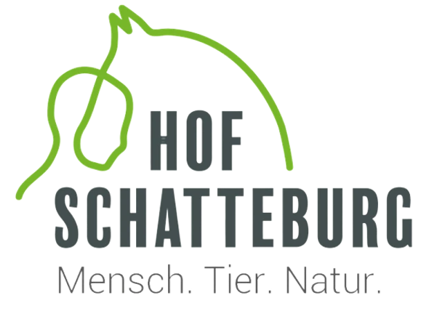 Hof_Schatteburg_Logo_Mensch-Tier_Natur Logo von Hof Schatteburg mit stilisierter grüner Pferdeumrisslinie und Text HOF SCHATTEBURG Mensch - Tier - Natur.
