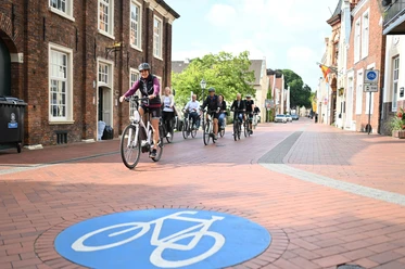 Fahrrad Altstadt Das Bild zeigt ein Gruppe mit Fahrrädern in der Leeraner Altstadt