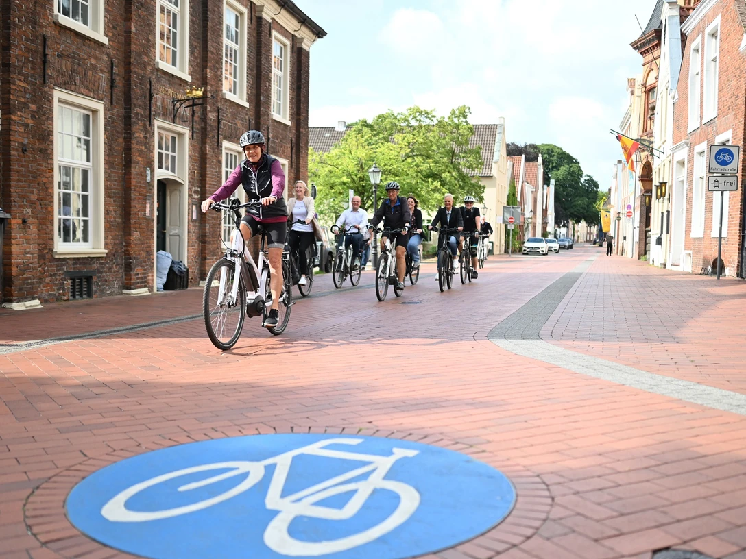 Fahrrad Altstadt Das Bild zeigt ein Gruppe mit Fahrrädern in der Leeraner Altstadt