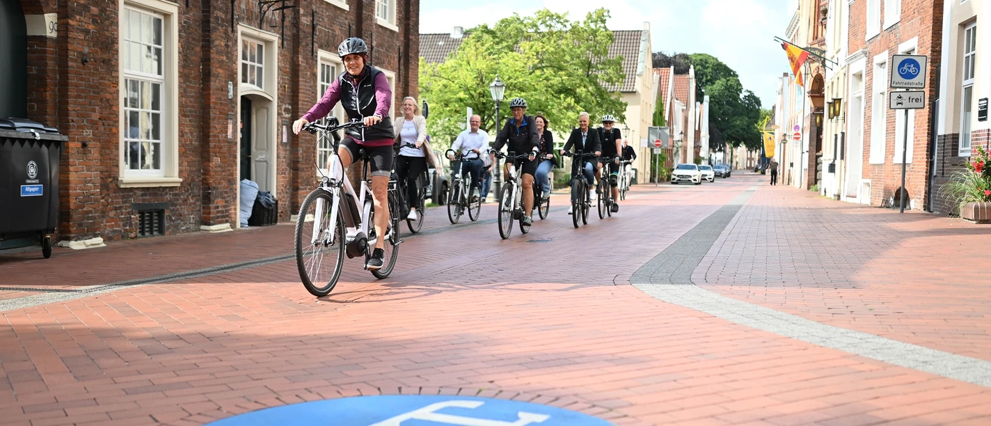 Fahrrad Altstadt Das Bild zeigt ein Gruppe mit Fahrrädern in der Leeraner Altstadt