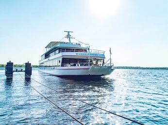 MS Markkleeberg auf dem Markkleeberger See - Personenschifffahrt im Leipziger Neuseenland Die MS Markkleeberg der Personenschifffahrt im Leipziger Neuseenland fährt auf dem Markkleeberger See, Ausflug, Freizeitaktivität