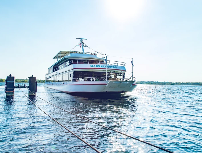 MS Markkleeberg auf dem Markkleeberger See - Personenschifffahrt im Leipziger Neuseenland Die MS Markkleeberg der Personenschifffahrt im Leipziger Neuseenland fährt auf dem Markkleeberger See, Ausflug, Freizeitaktivität