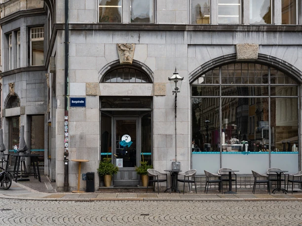 Café Bigoti se nachází v bezprostřední blízkosti slavného kostela svatého Tomáše a poskytuje stravování v rámci