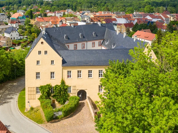 Vue aérienne du château de Frohburg, la cour intérieure est reconnaissable, à l'arrière-plan, les maisons du village sont reconnaissables, excursion, Leipzig région