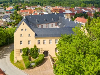 Schloss Frohburg von oben - Schlösser in der Leipzig Region Vogelperspektive auf Schloss Frohburg, der Innenhof ist erkennbar, im Hintergrund sind die Häuser des Ortes erkennbar, Ausflug, Leipzig Region