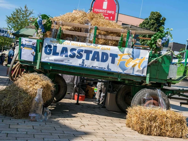 Glasstadtfest - 2023 Eingang ist dekoriert mit einem Anhänger und Heu.