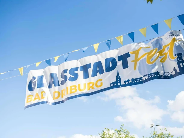 Glasstadtfest - 2023 - Banner in der Luft von Bad Driburg.