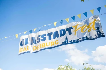 Glasstadtfest - 2023 - Banner in der Luft von Bad Driburg.