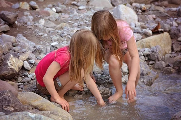 Kinder am Wasser