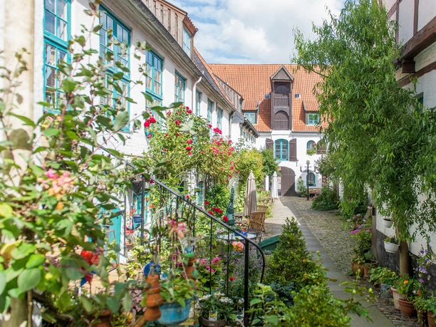 Kaufmannshof mit Blumen