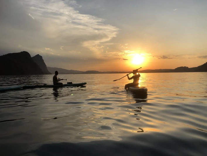 Villa Kapellmatt - SUP and canoe hire Zwei SUP-Paddler bei Sonnenuntergang auf dem VierwaldstätterseeTwo SUP paddlers at sunset on Lake LucerneDeux pagayeurs en SUP au coucher du soleil sur le lac des Quatre-Cantons