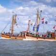 Kutter-Korso-Fahrt Zwei festlich geschmückte Fischkutter fahren nebeneinander über das Meer vor Greetsiel.