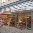 Battermann außen 2.JPG Das Bild zeigt die Außenansicht der Bäckerei. Links ist der Verkaufbereich und rechts das kleine Café.