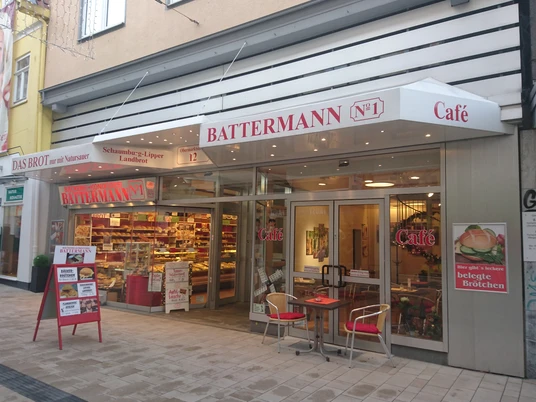 Battermann außen 2.JPG Das Bild zeigt die Außenansicht der Bäckerei. Links ist der Verkaufbereich und rechts das kleine Café.