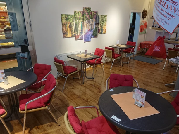 Dies ist die Innenansicht mit Sitzmöglichkeiten in der Bäckerei