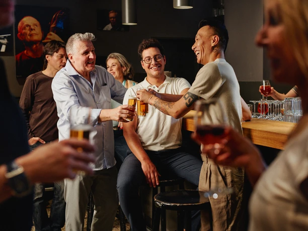 Stadtgarten A lively conversation between friends takes place in a cozy bar atmosphere.