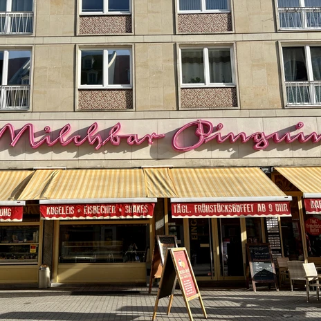 The listed lettering has adorned the façade of Milchbar Pinguin since the 1970s.