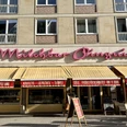 Milchbar Pinguin - Essen mit Kind in Leipzig Der denkmalgeschützte Schriftzug ziert seit den 70er Jahren die Fassade der Milchbar Pinguin.