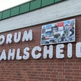 Forum Wahlscheid <p>Backsteinfassade mit der Aufschrift "FORUM WAHLSCHEID" und Fotocollage oberhalb der Buchstaben.</p>