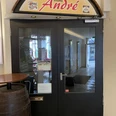 Das Bild zeigt den Eingangsbereich des Restaurant André.