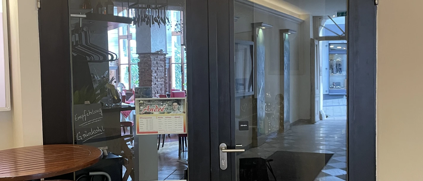 Das Bild zeigt den Eingangsbereich des Restaurant André.