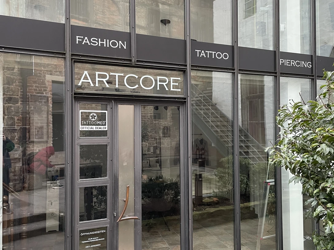 Artcore.jpeg Das Bild zeigt den Eingangsbereich des Tattoostudios