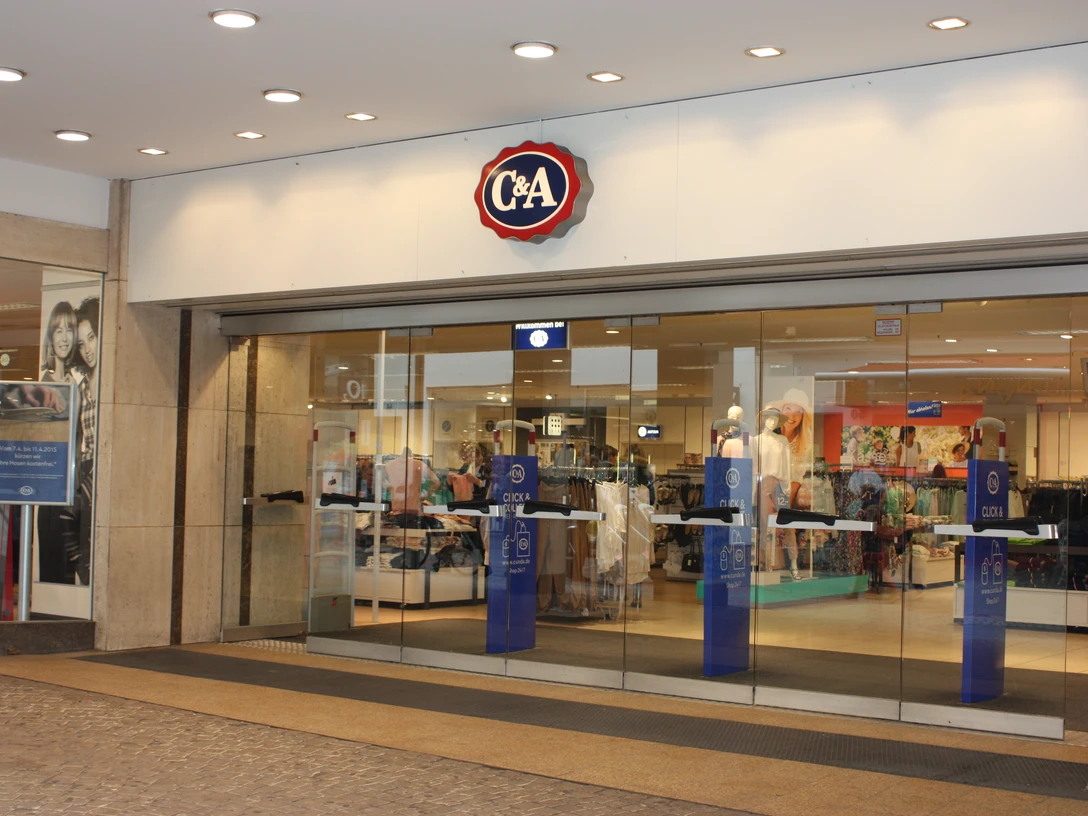 Das Bild zeigt den Eingangsbereich des Geschäfts C&A