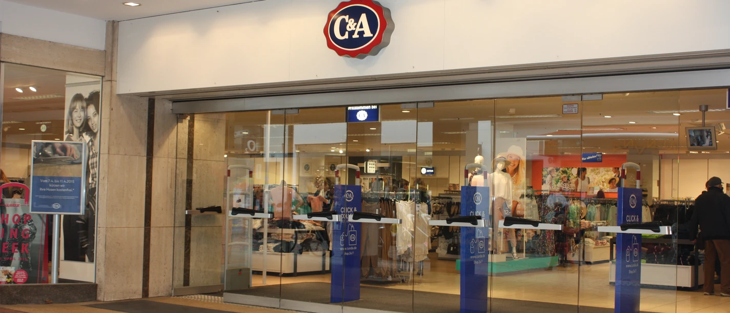 Das Bild zeigt den Eingangsbereich des Geschäfts C&A