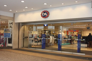 C & A.JPG Das Bild zeigt den Eingangsbereich des Geschäfts C&A