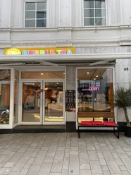 Dell' Amore Bubble Tea.jpeg Das Bild zeigt den Eingangsbereich des Ausschank "Dell'Amore Bubble Tea".