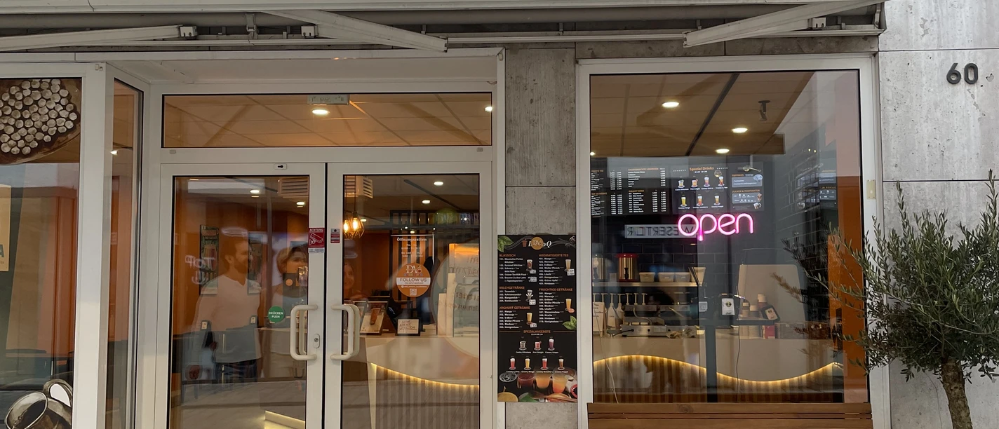 Dell' Amore Bubble Tea.jpeg Das Bild zeigt den Eingangsbereich des Ausschank "Dell'Amore Bubble Tea".
