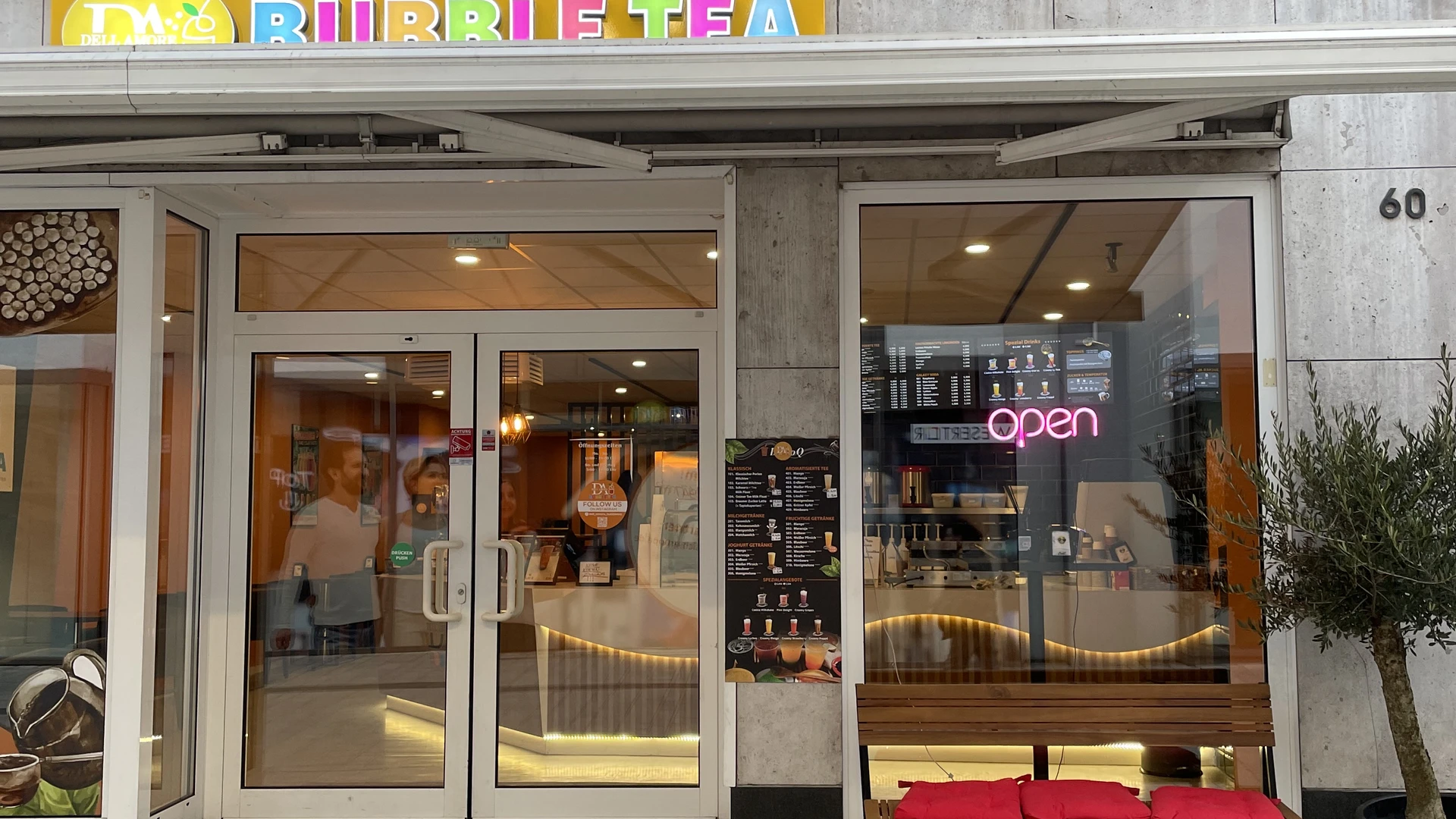 Das Bild zeigt den Eingangsbereich des Ausschank "Dell'Amore Bubble Tea".