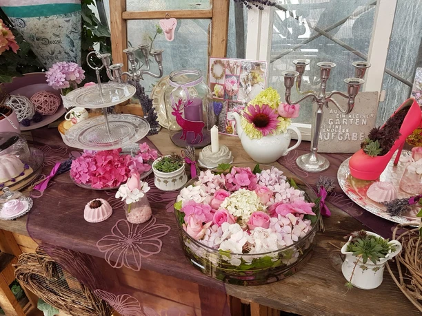 Beispiel Hortensiendekoration im Gewächshauscafe des Hortensienpark Erbsmühle(c) Hortensienpark Erbsmühle