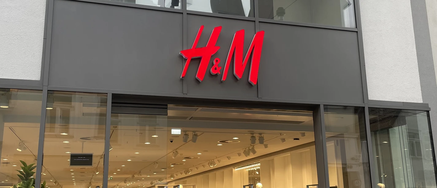 Das Bild zeigt den Eingangsbereich des Geschäfts H&M