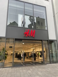 H&M.jpeg Das Bild zeigt den Eingangsbereich des Geschäfts H&M