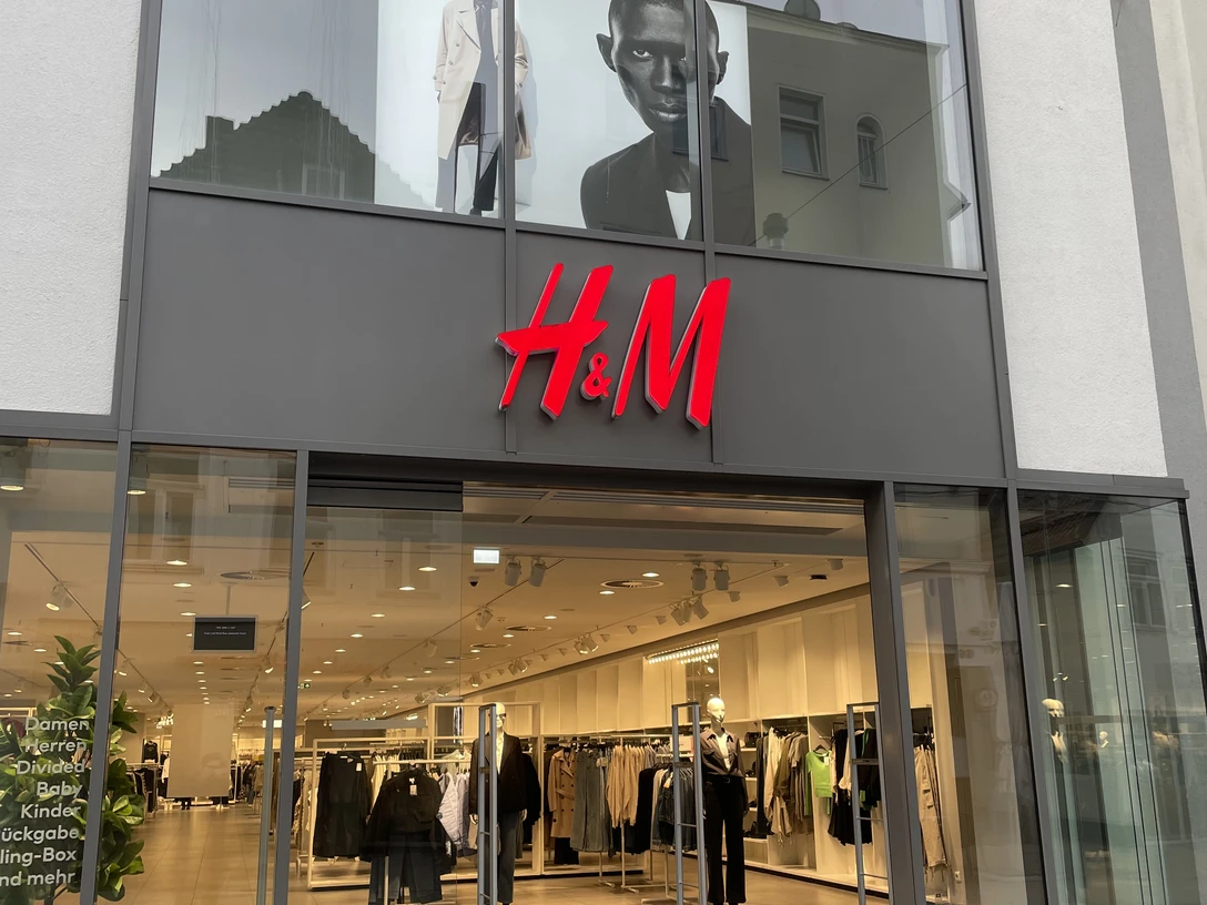 H&M.jpeg Das Bild zeigt den Eingangsbereich des Geschäfts H&M